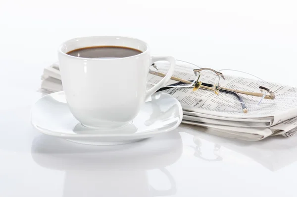 Kopp kaffe, tidningen och glas — Stockfoto