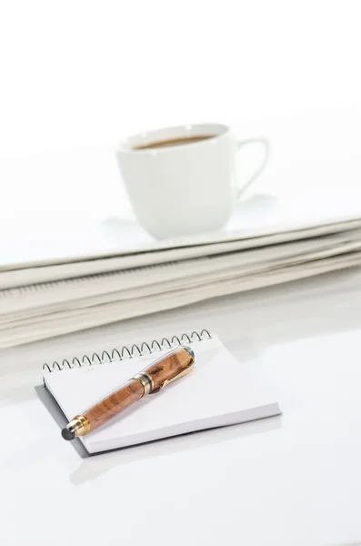 Caderno e caneta, xícara de café e jornal — Fotografia de Stock