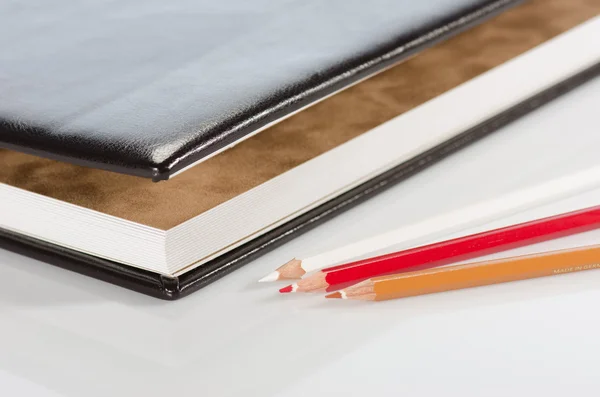 Фотоальбом і кольорові олівці — стокове фото