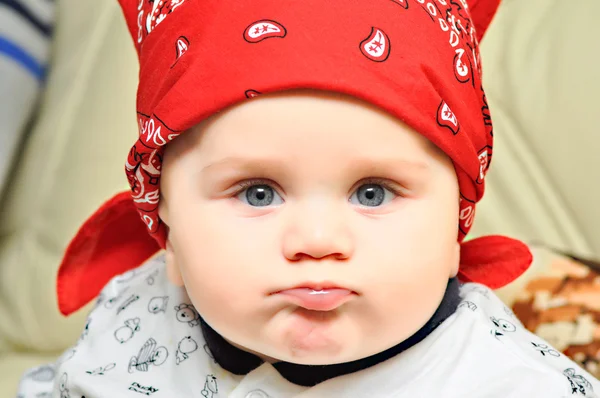 Bambino dagli occhi azzurri con sciarpa rossa — Foto Stock