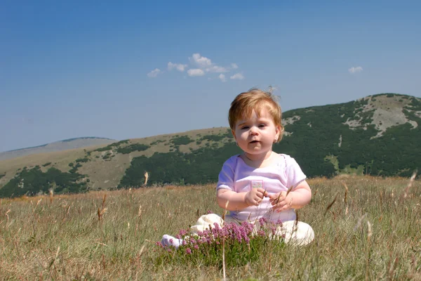 Petite fille au sommet de la montagne — Photo
