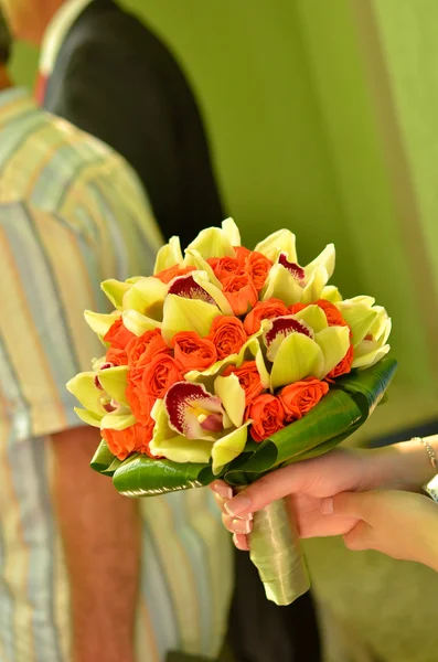 Bouquet nuptial de roses et orchidées — Photo