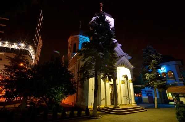 Iglesia en las luces nocturnas — Foto de Stock