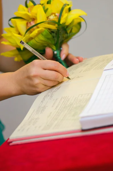 Signing the marriage documents — Stock Photo, Image