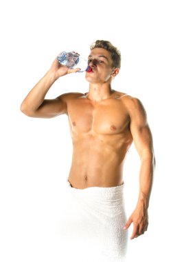 Kaslı adam su içiyor.