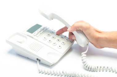 Adamın elini telefon tuş takımı çevirme