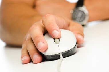 Bilgisayar fare kullanarak öğrencinin ele