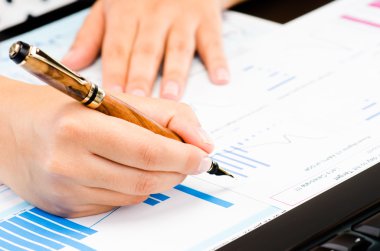 İş raporları ofiste çalışan kadının elleri