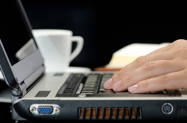 Kadının el Notebook klavye üzerinde çalışma