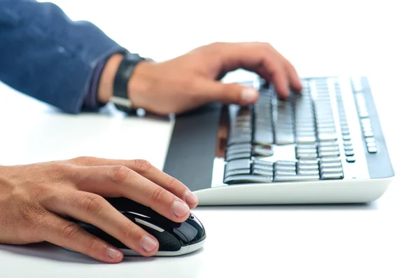 Mãos de homem trabalhando com mouse e teclado de computador — Fotografia de Stock