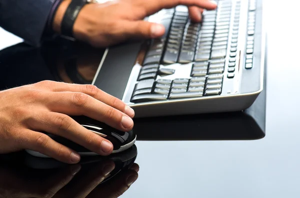 Les mains de l'homme travaillant avec la souris d'ordinateur et le clavier d'ordinateur — Photo