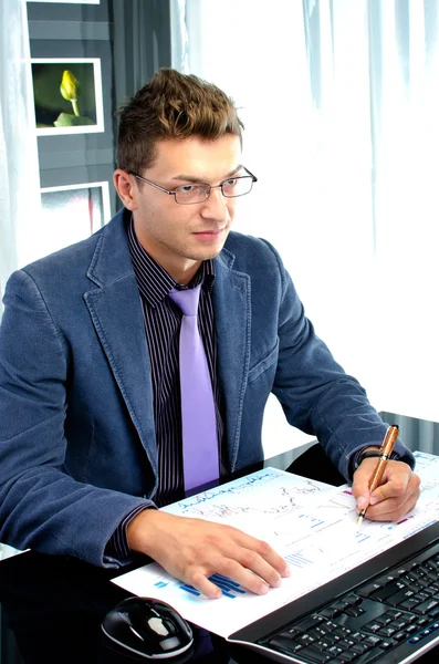 Jonge zakenman, werkzaam in het kantoor — Stockfoto