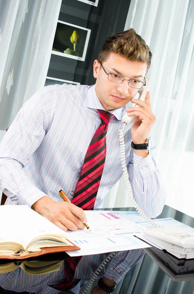 Joven empresario exitoso hablando por teléfono — Foto de Stock