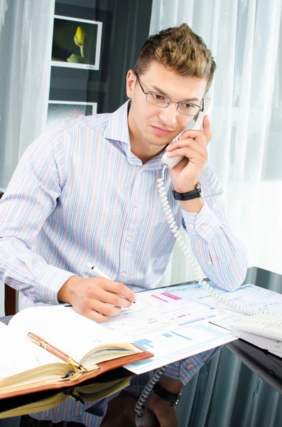 Successfull young business man speaking on the phone — Stock Photo, Image