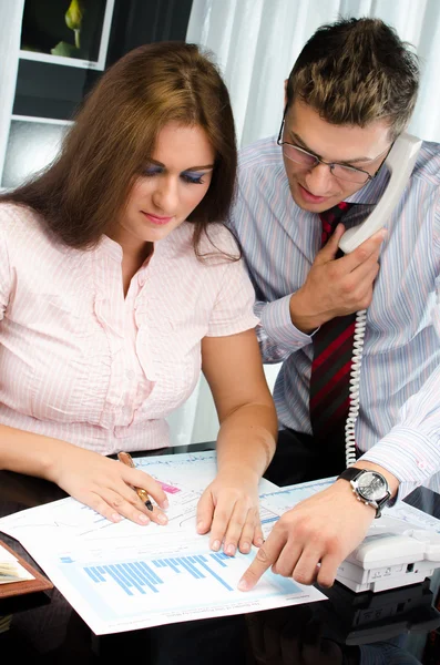 Jonge zakenman en secretaris praten over de telefoon — Stockfoto