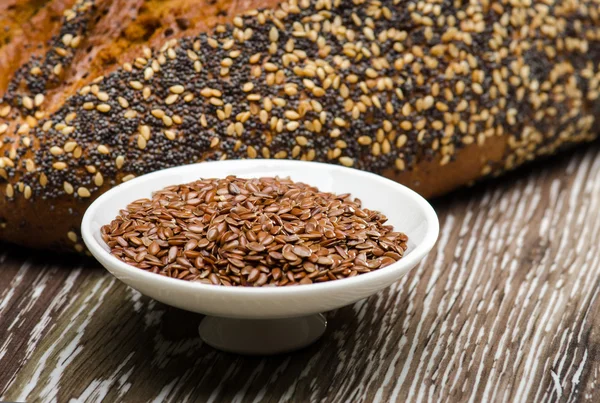 Kenyérrel, magok és flaxseeds — Stock Fotó