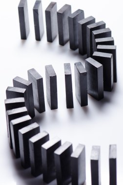 siyah domino taşları üst üste