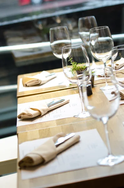 Tischanordnung in einem Café — Stockfoto