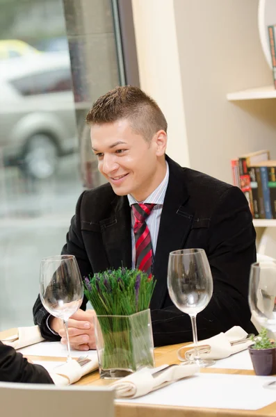 Junger Geschäftsmann lächelt während der Mittagspause — Stockfoto