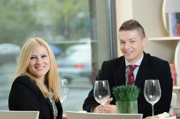 Jóvenes empresarios en un restaurante teniendo una reunión — Foto de Stock