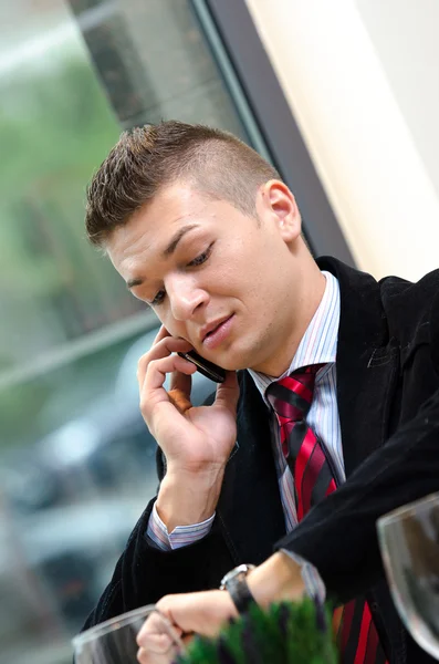 Młody biznesmen rozmawia przez telefon, w porze lunchu — Zdjęcie stockowe