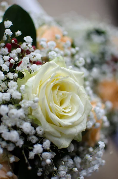 Weiße Rose der Hochzeitskerzen für die kirchliche Zeremonie — Stockfoto