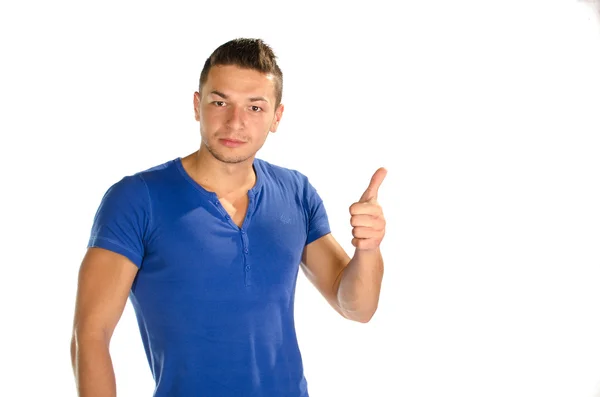 Portret van een jonge man in een blauwe tshirt waardoor u duimen omhoog — Stockfoto