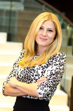 katlanmış silah ile genç iş kadını