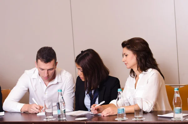 Personas de negocios hablando y escribiendo — Foto de Stock