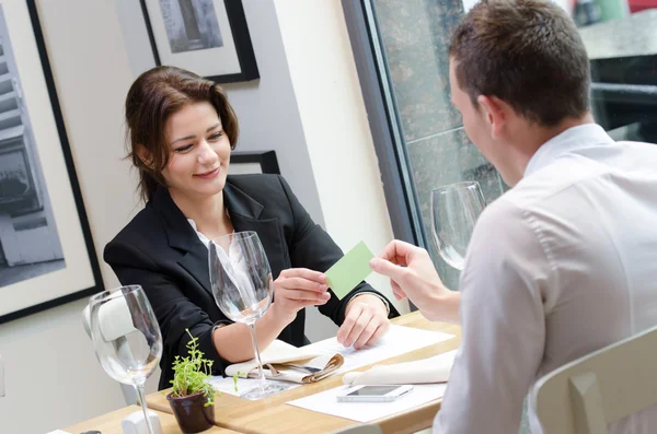 Junge Geschäftsfrau gibt eine Visitenkarte ab — Stockfoto