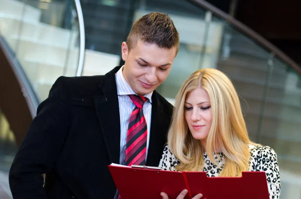 Zakenman en zakelijke vrouw praten over documenten — Stockfoto