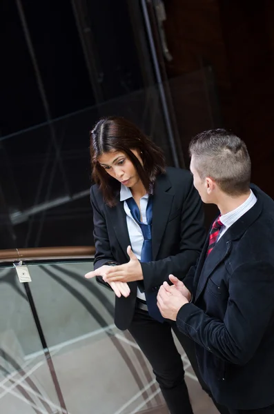 Empresario y mujer de negocios hablando — Foto de Stock