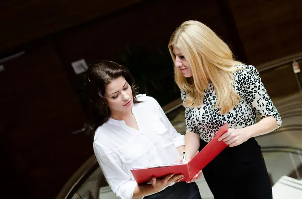 Dos mujeres de negocios — Foto de Stock