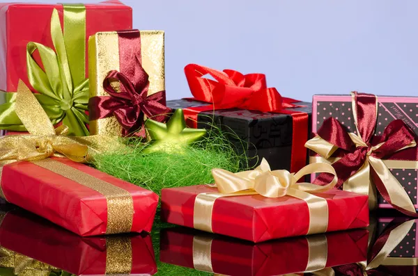 Caixas de presente coloridas e arranjo de Natal — Fotografia de Stock