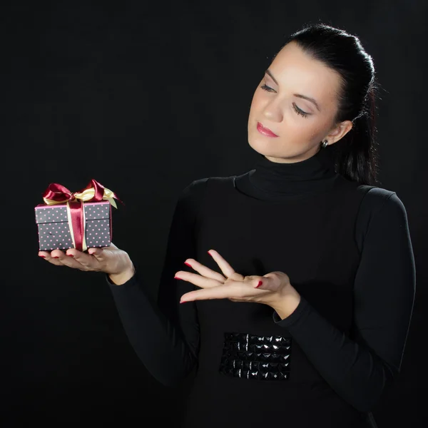 Beautiful woman presenting a gift box — Stock Photo, Image
