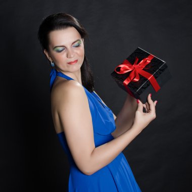 hediye kutusu sunan zarif güzel kadın