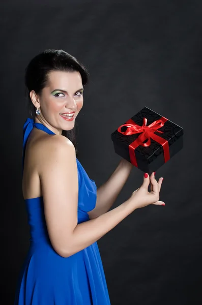 快乐的美丽女人展示礼品盒 — 图库照片
