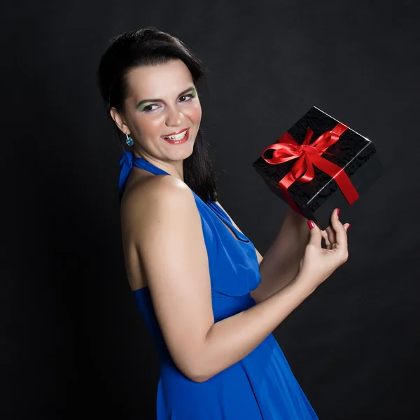 Elegante bella donna che presenta una confezione regalo — Foto Stock