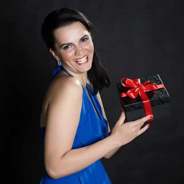 Elegante hermosa mujer que presenta una caja de regalo — Foto de Stock