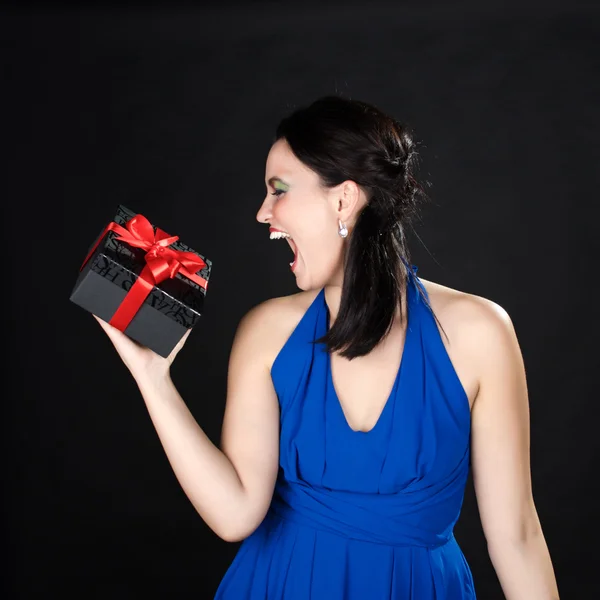 Beautiful young woman screaming at gift box — Stock Photo, Image