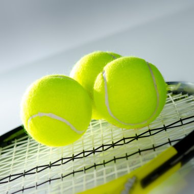 Tenis topu ve raket