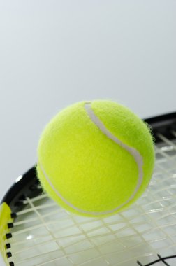 Tenis topu ve raket