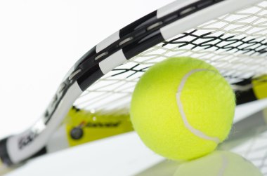 Tenis topu ve raket