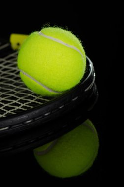 Tenis topları ve raket