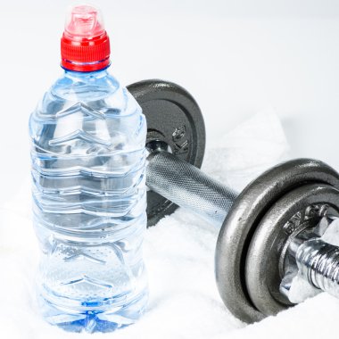 gri dumbbell ve su bottlle