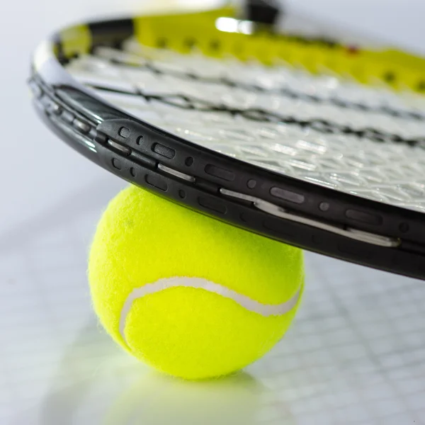 Pelota de tenis y raqueta —  Fotos de Stock