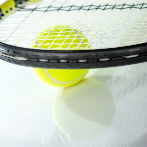 Pelota de tenis y raqueta —  Fotos de Stock