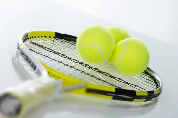 Pelota de tenis y raqueta —  Fotos de Stock