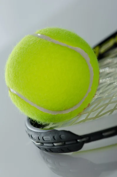 Pelota de tenis y raqueta —  Fotos de Stock