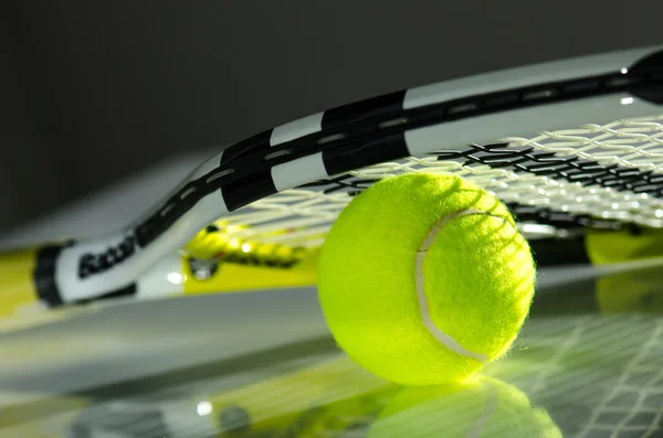 Pallone da tennis e racchetta — Foto Stock